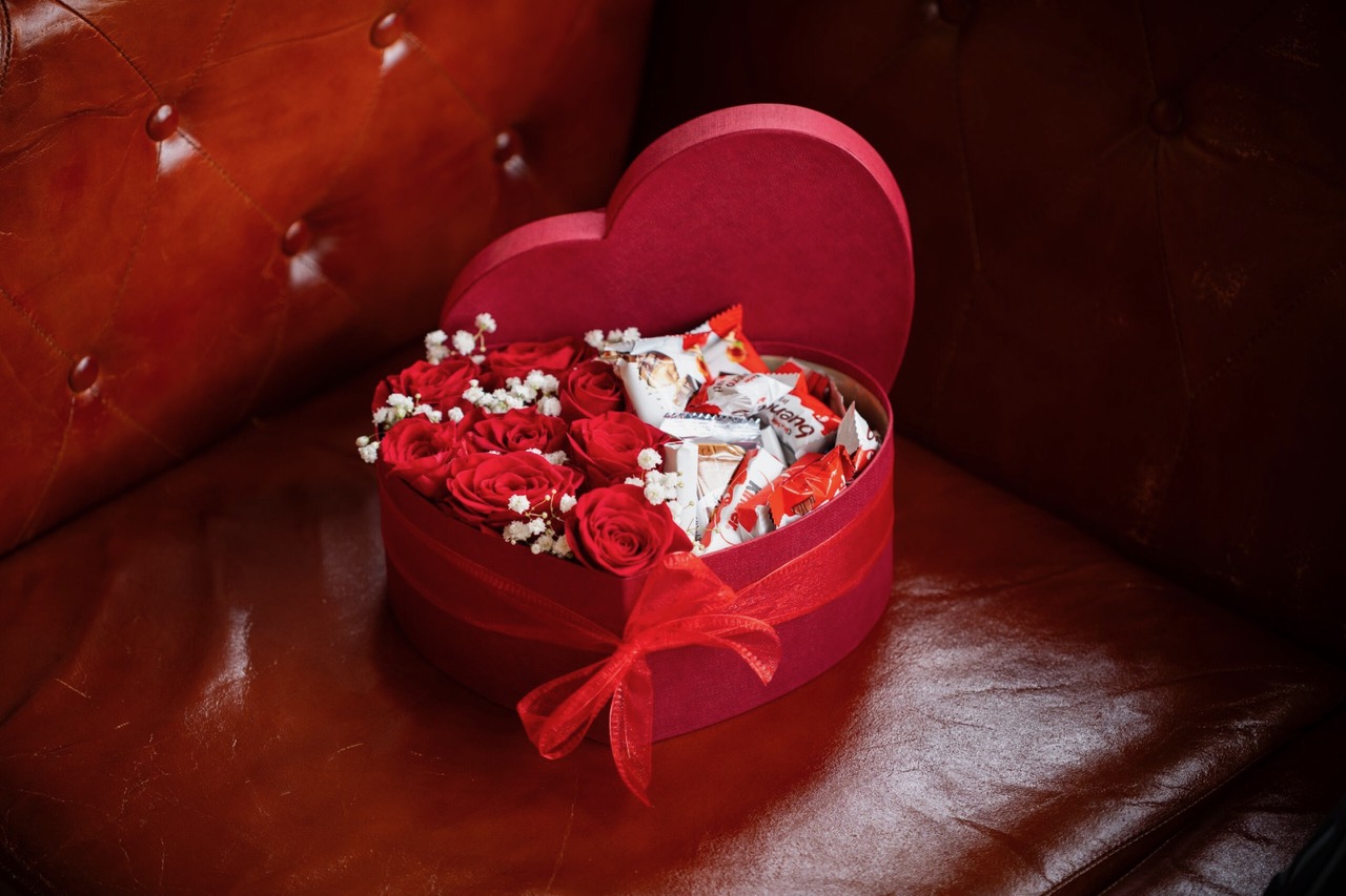 Caixa metade kinder metade rosas